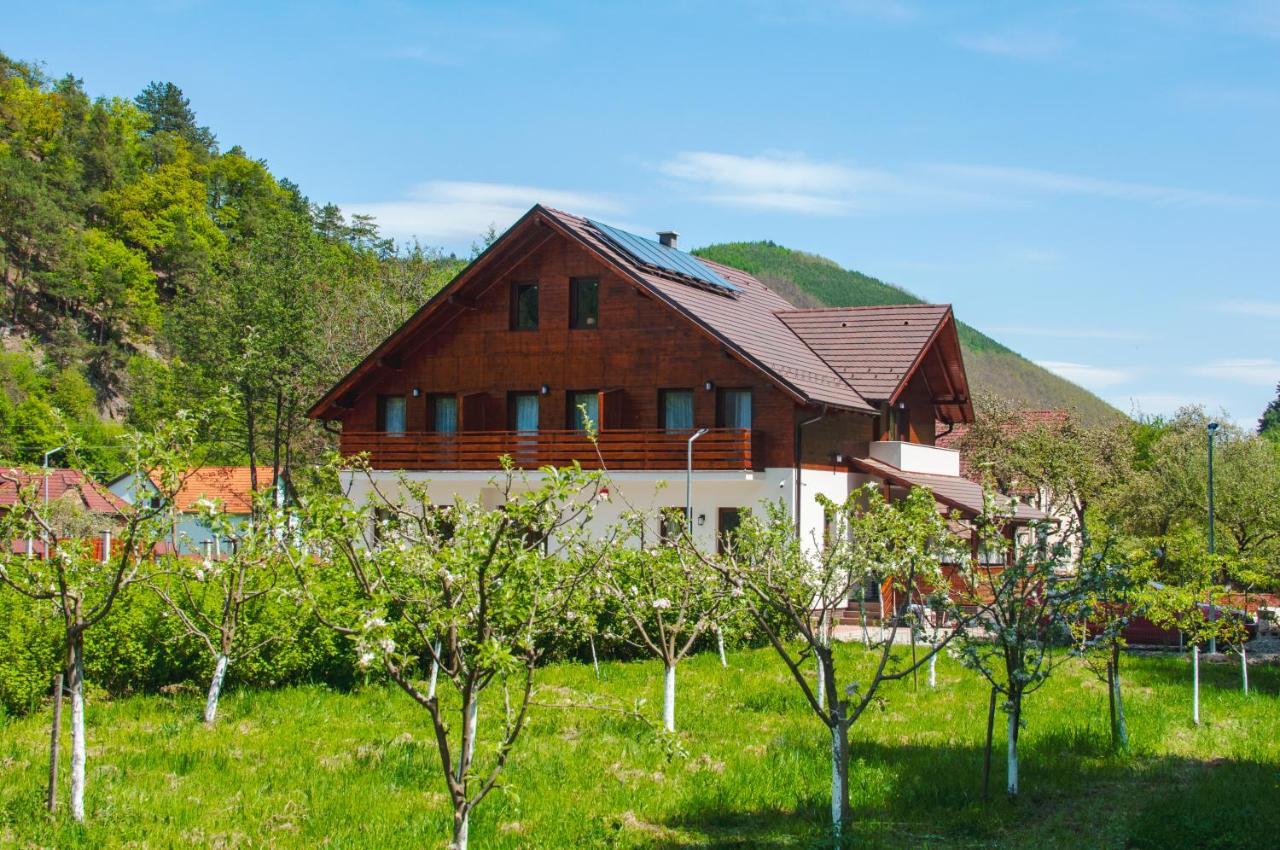 Livada Amely Hotel Gales Bagian luar foto