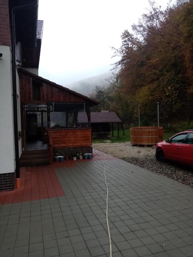 Livada Amely Hotel Gales Bagian luar foto