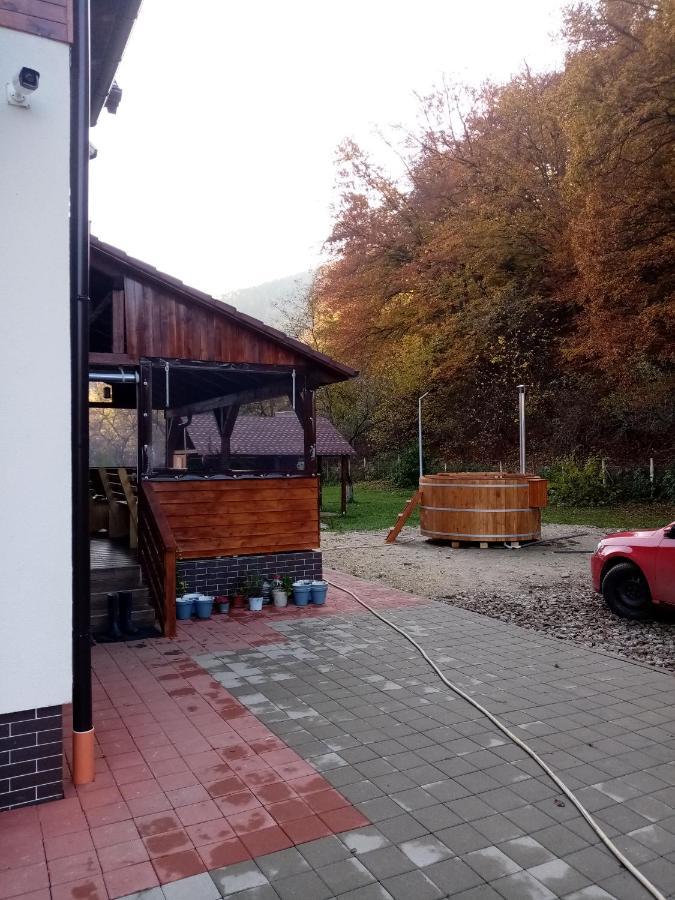 Livada Amely Hotel Gales Bagian luar foto